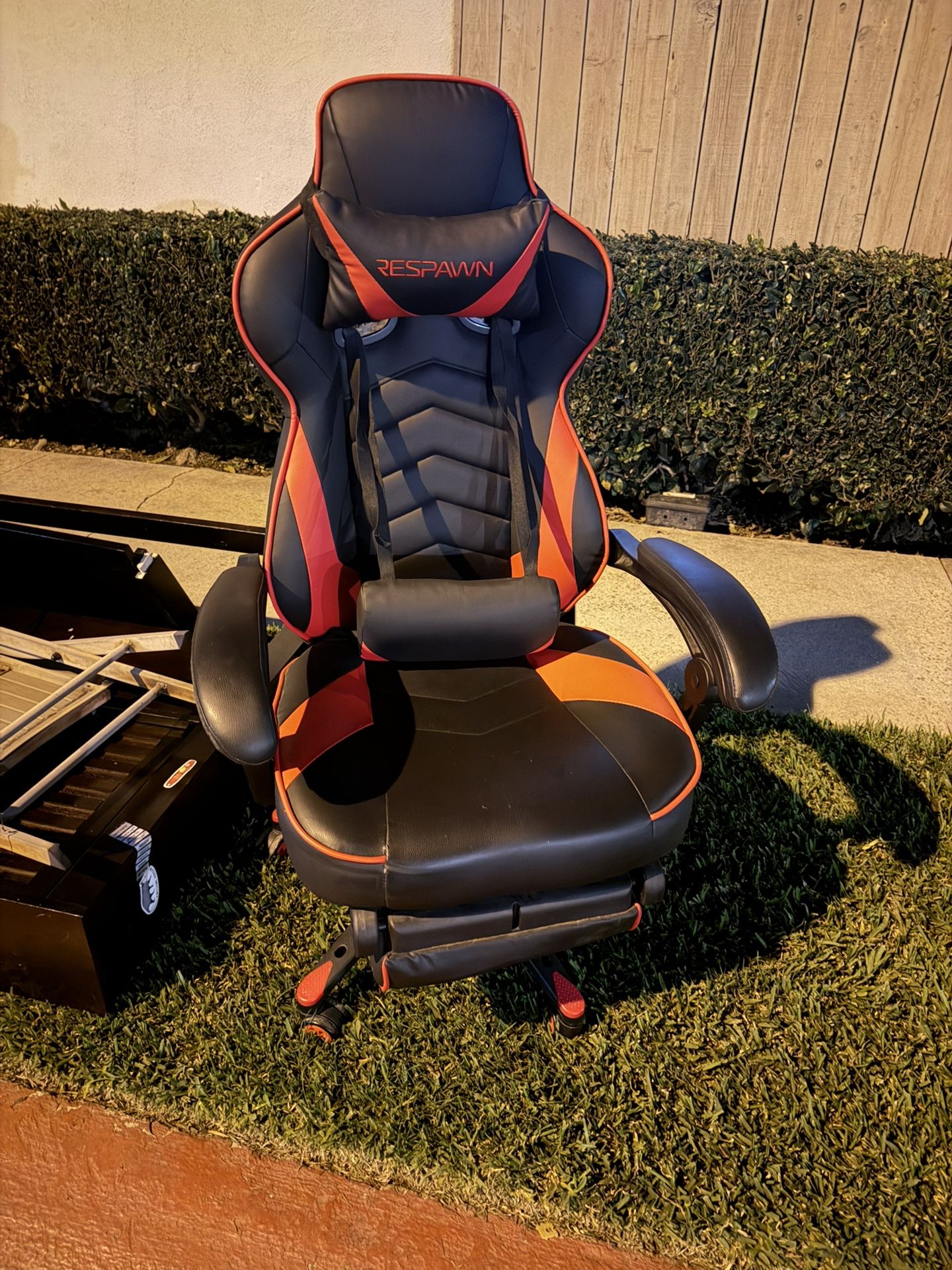 Gaming Chair, Comfortable With Extra Pillows, Respawn