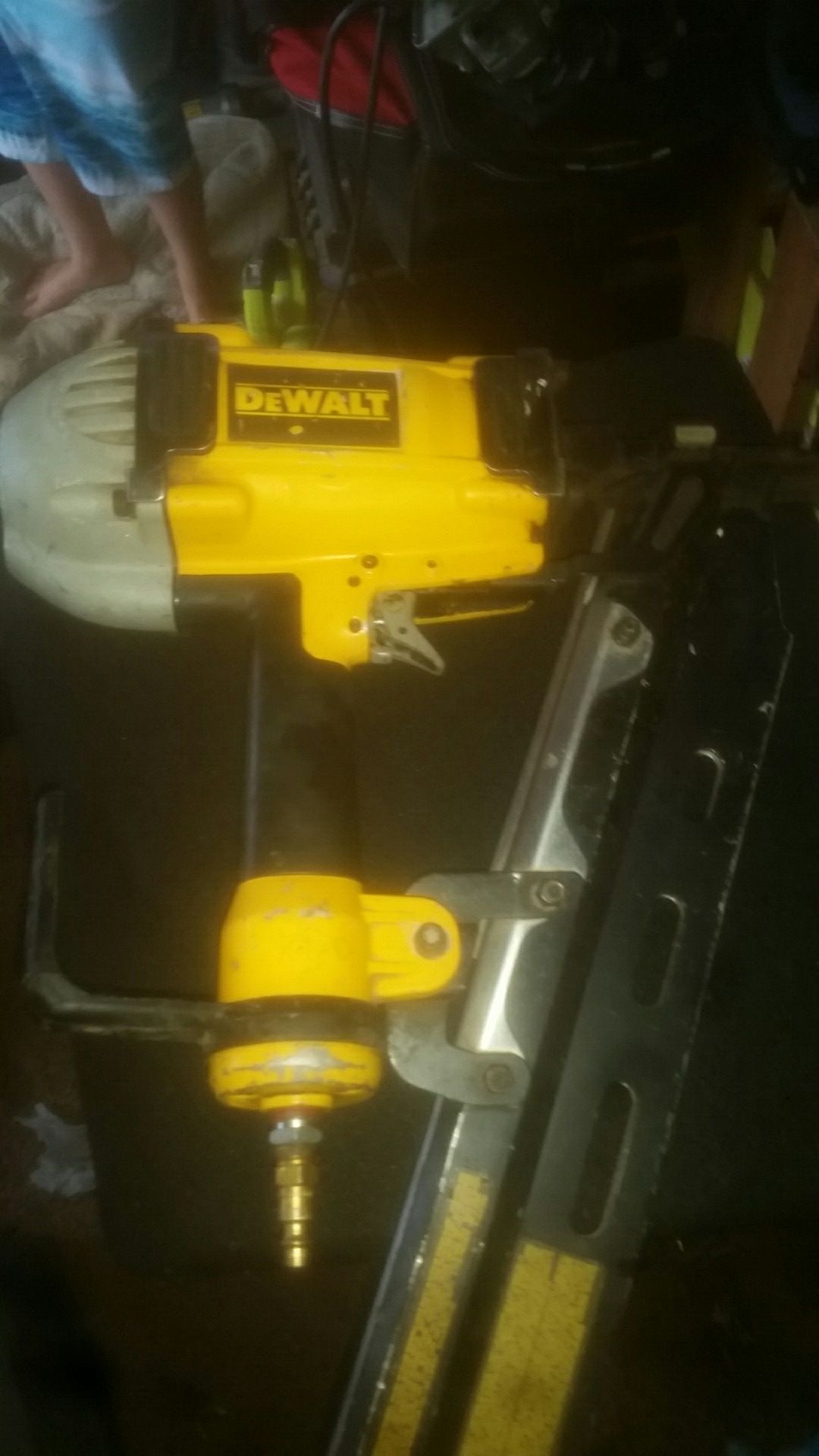 Nail gun dewalt