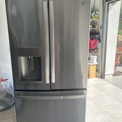 GE Refrigerator 27 cuf.