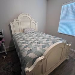 🌹🌺BEAUTIFUL QUEEN SIZE  BEDROOM  SET:  WHITE COLOR: BED FRAME, TALL DRESSER CHEST, 2 NIGHTSTANDS🎁