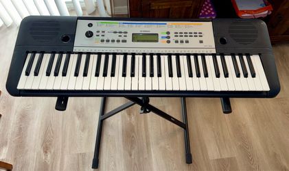 Yamaha Keyboard w/ stand