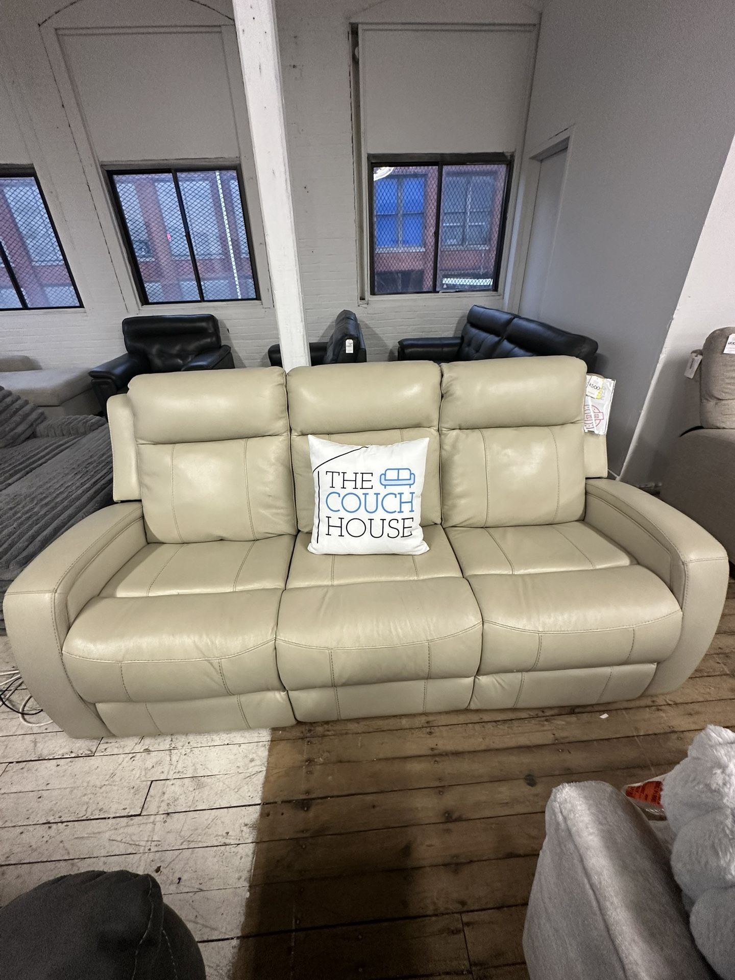 Beige Reclining Sofá! 