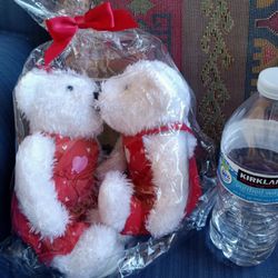 Teddy Bears Kissing