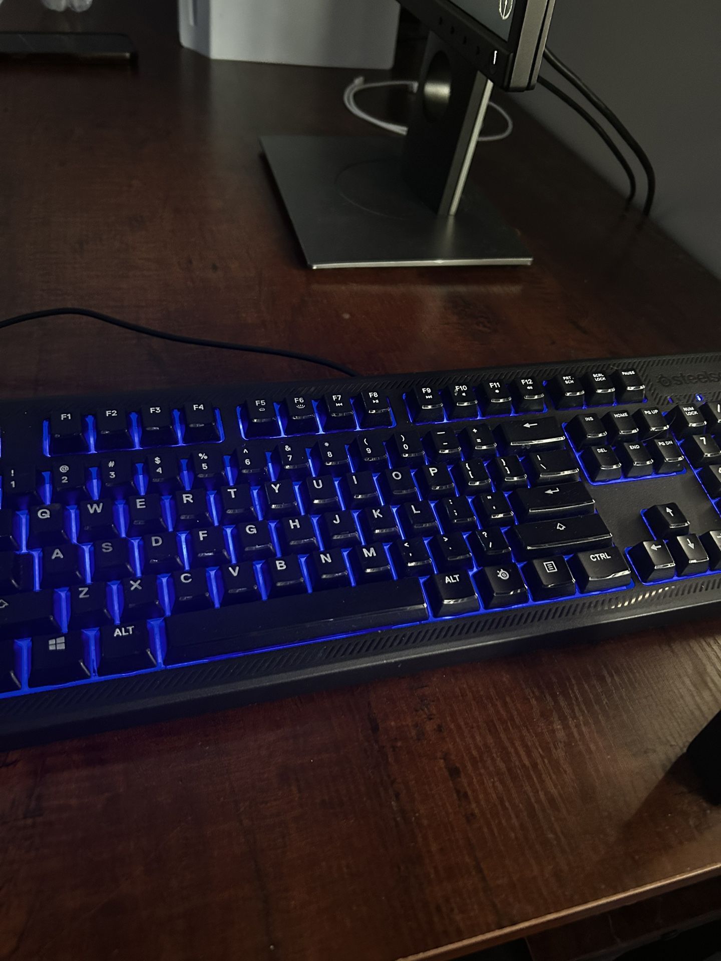 Apex 100 Steel Series gaming keyboard Onn gaming mouse