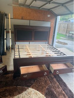 King size bet set in great condition solid wood bed frame dresser and  nightstand