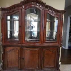 Luxurious Traditional-style China Cabinet 
