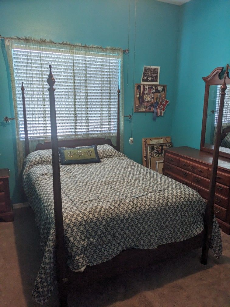 Beautiful 4 poster Bedroom set