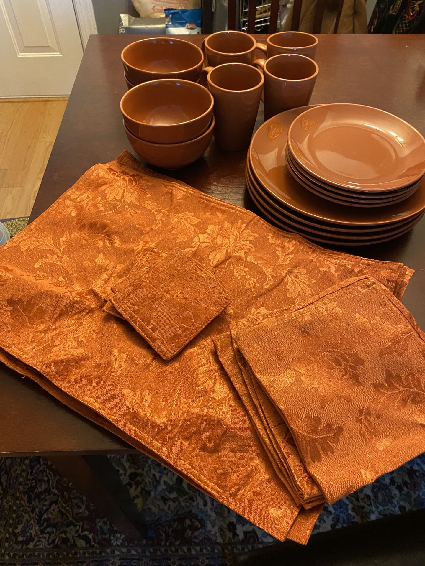 Dish set with mats, service for 4, orange