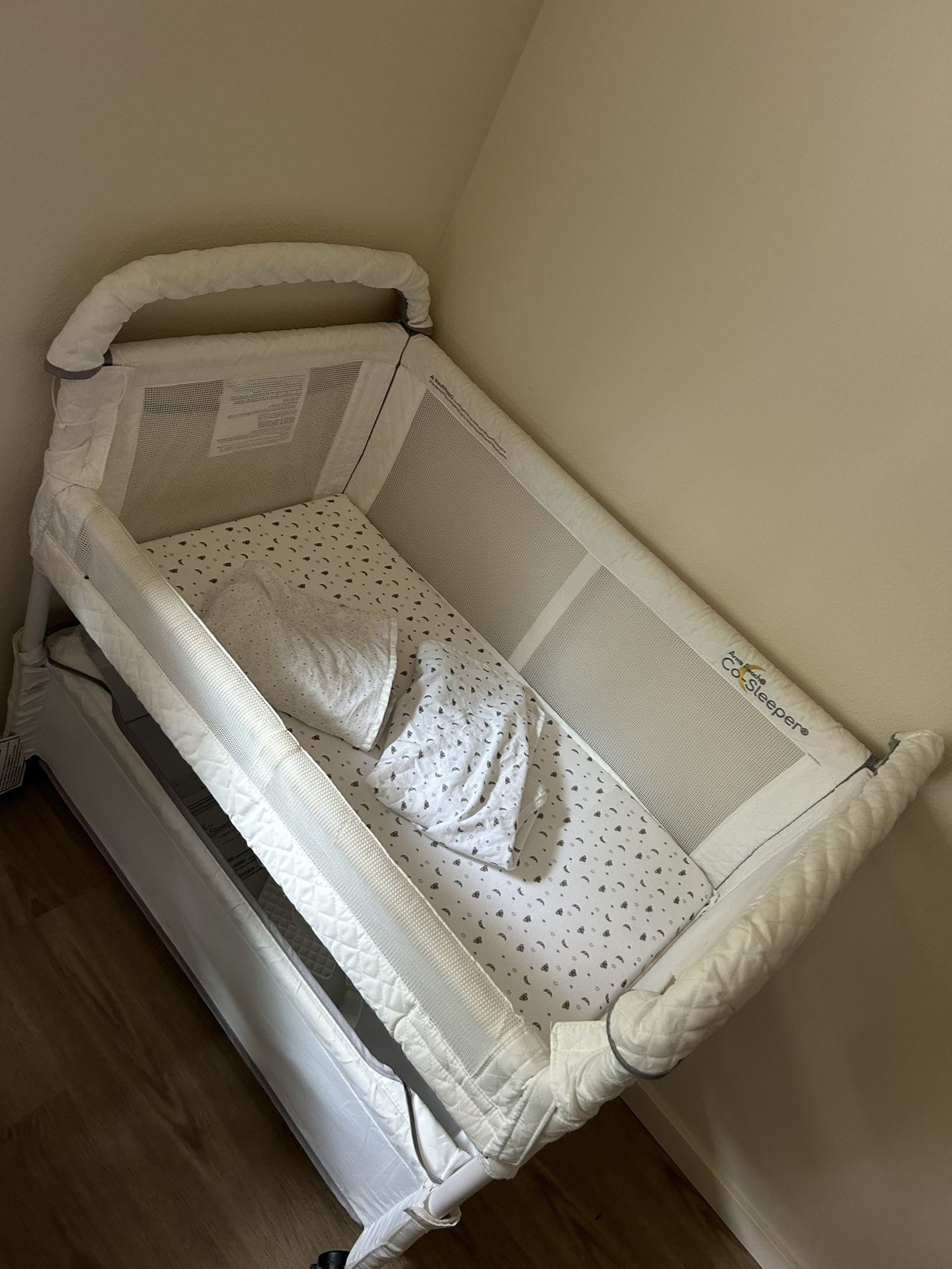 Arm’s Reach  Bassinet And Snuggle me lounger