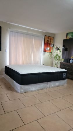 HIGH QUALITY KING SIZE STEARNS AND FOSTER PILLOWTOP MATTRESS AND BOXSPRINGS FOR SALE! IN EXCELLENT CONDITION, LIKE NEW! FREE DELIVERY
