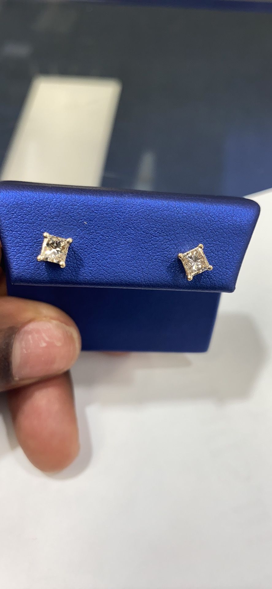 14K 1.9g 1C-TDW DIAMOND EARRINGS