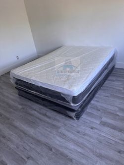 Queen mattress pillow top set with box spring (2pc - new)