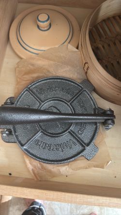 Cast iron tortilla press