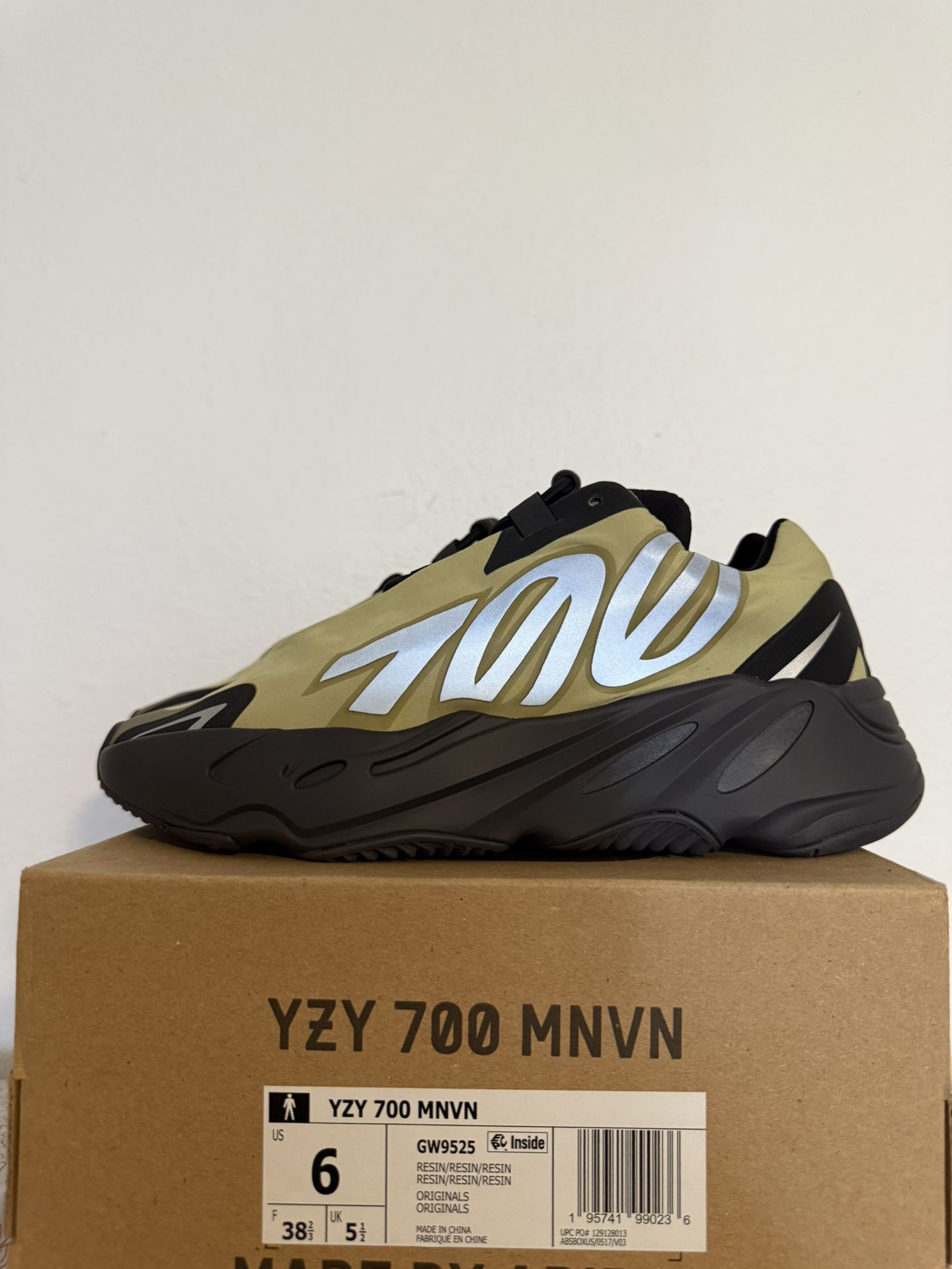 Adidas Yeezy Boost 700