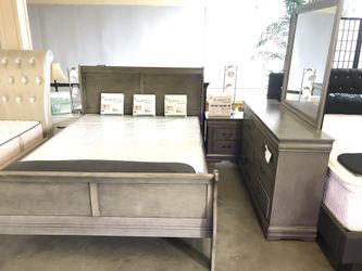 4pc bedroom set, Queen bed , nightstand , dresser and mirror