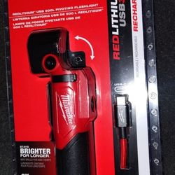 Milwaukee 500 Lumen Pivoting Flashlight