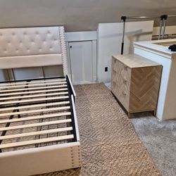 Queen bed like new