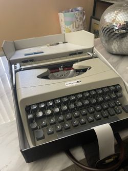 Vintage Underwood 315 Typewriter with Case - Fully Functional