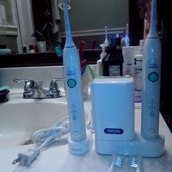 2 Phillips Sonicare Brushes+Stand+UV Cleaner+4 New Heads