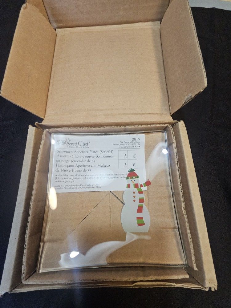 NIB Pampered Chef Snowman Design Appetizer Plates