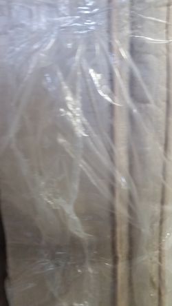 DOUBLE PILLOWTOP QUEEN SIZE MATTRESS WITH MATCHING BOX SPRING DELIVERY AVAILABLE