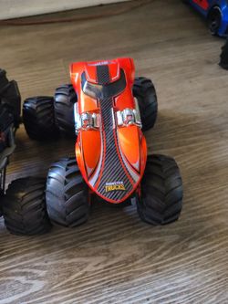 Hot Wheels Monster Trucks Twin Mill 1:24 Scale Die-Cast True Metal