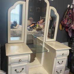 Vintage white vanity 