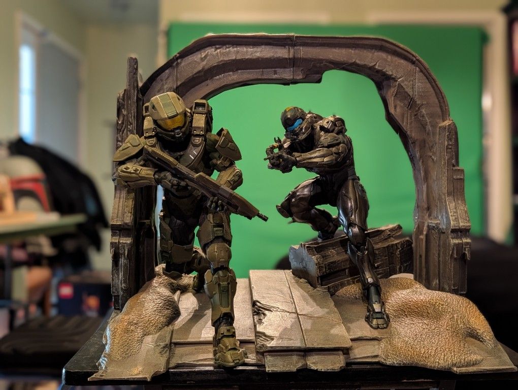 Halo 5: Guardians Limited Collector's Edition Master Chief and Spartan Locke Statues