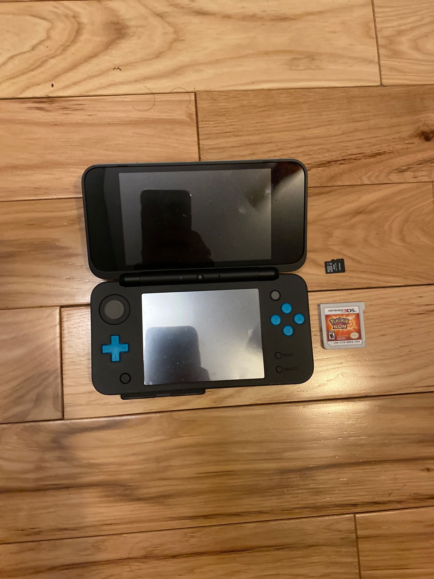 Nintendo 2ds XL with Pokémon Sun and Mario Kart 7