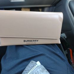 Burberry Case. Sunglasses 