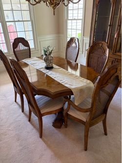 Bernhardt dining table and 8 chairs-excellent condition