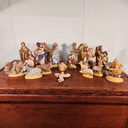 VINTAGE CHRISTMAS NATIVITY SET 19 PIECES HAND PAINTED CHALKWARE