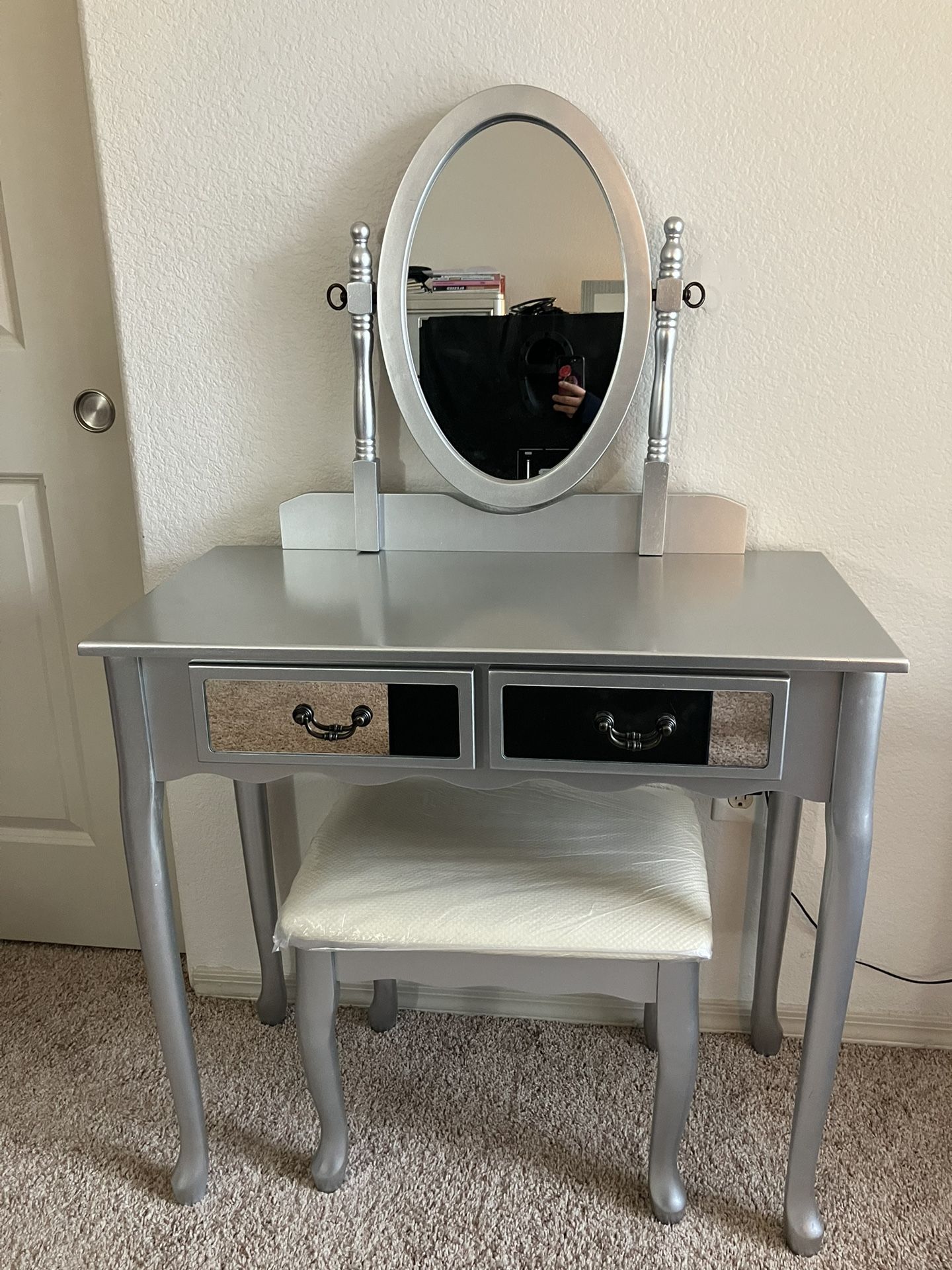 Glam Vanity Set With Mirror and Bench