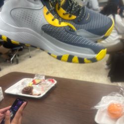 BRAND NEE STEPH CURRYS