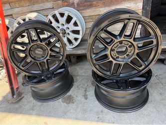 17” black nomad wheels 5-114.(4.5) came off a tacoma $600 la