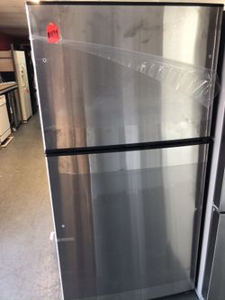 New scratch and dent GE 21 cu ft stainless steel top and bottom fridge. 1 year warranty