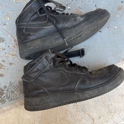 NIKE - BLACK SIZE 9.5