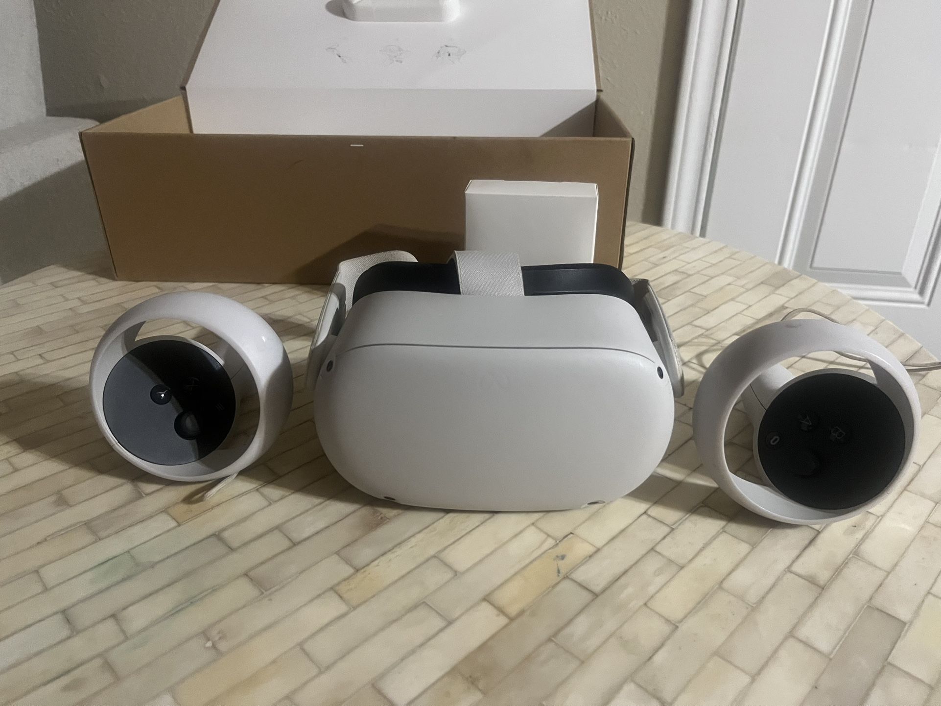 Oculus VR Meta Quest 2 I’m Selling It Cheap a Front Facing Camera That Can’t Be Seen If You’re Interested In Buying It I’m Selling It at 65 Dollars
