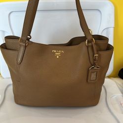  𝐩𝐫𝐚𝐝𝐚  tote bag beige