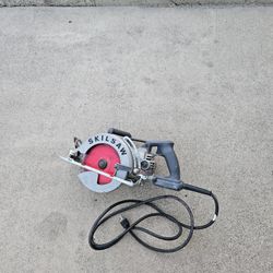 Sierra circular SKILSAW SPT77W-01 de 15 amperios y 7-1/4 pulgadas con transmisión de tornillo sin fin de aluminio.