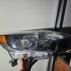 Nissan Versa Hatchback 2018 headlights LR