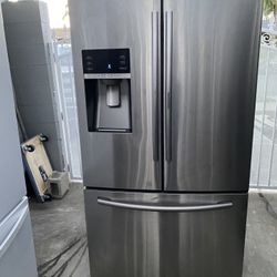 Samsung beautiful stainless steel refrigerator looks like new French door everything works perfectly first come first served 