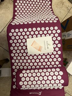 Acupressure mat and pillow 