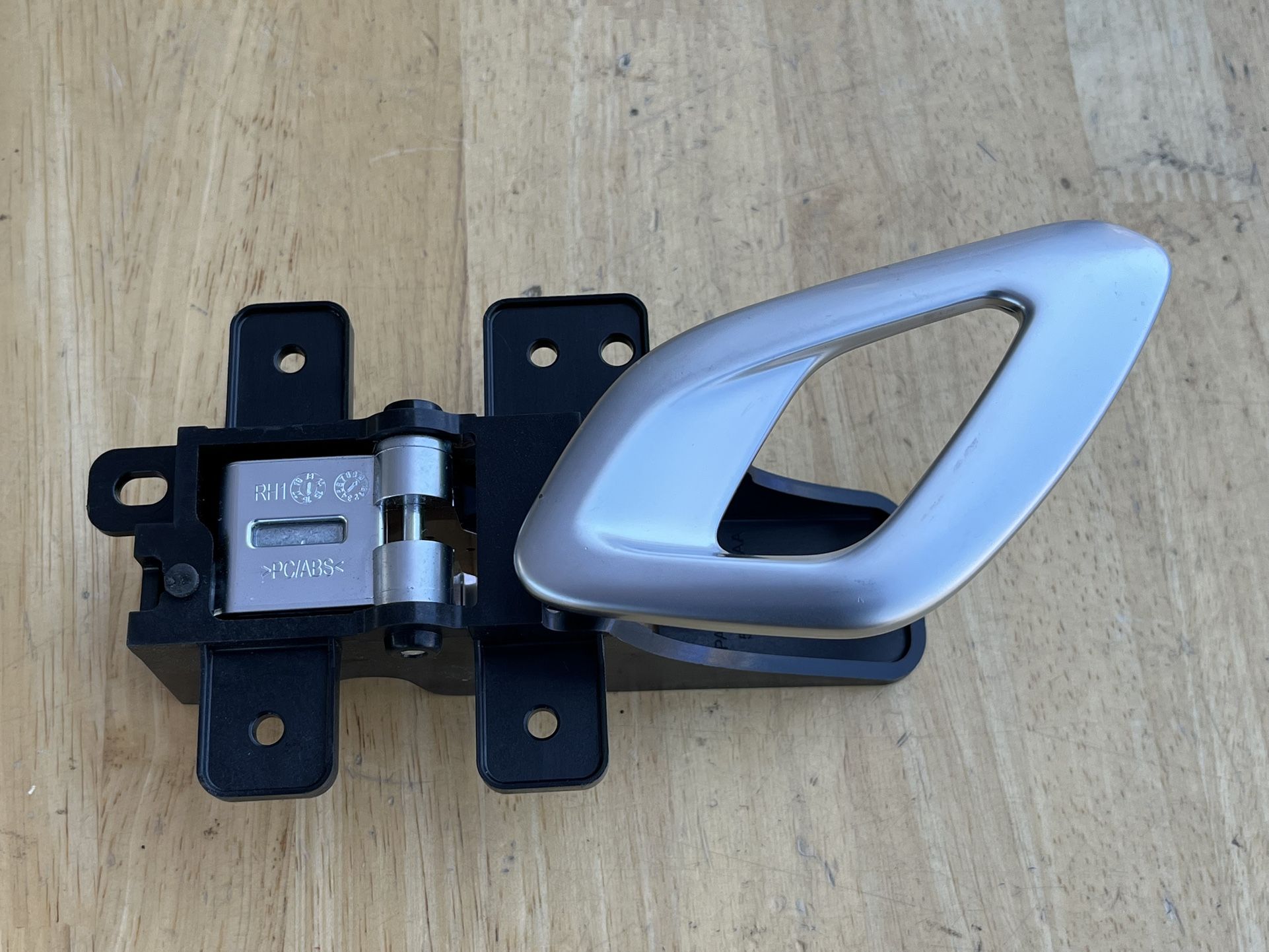 2015-2023 DODGE CHALLENGER FRONT RIGHT PASSENGER SIDE INTERIOR DOOR HANDLE OEM