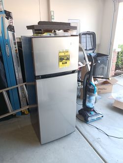 Frigidaire 7.5 Cu. ft. Top Mount Refrigerator and Freezer
