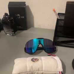 moncler sunglasses come with case and cloth