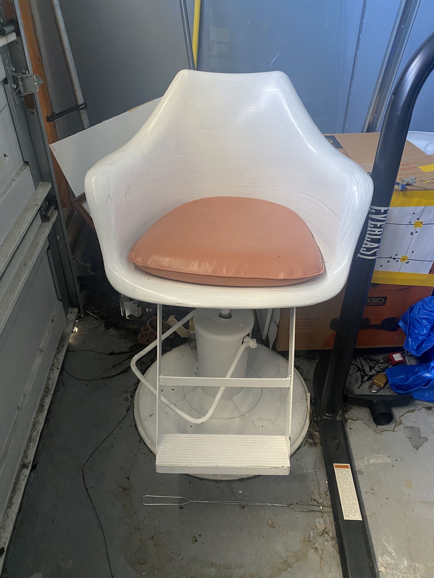 Salon chair