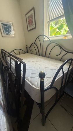 Metal Twin Daybed with 2 mattresses