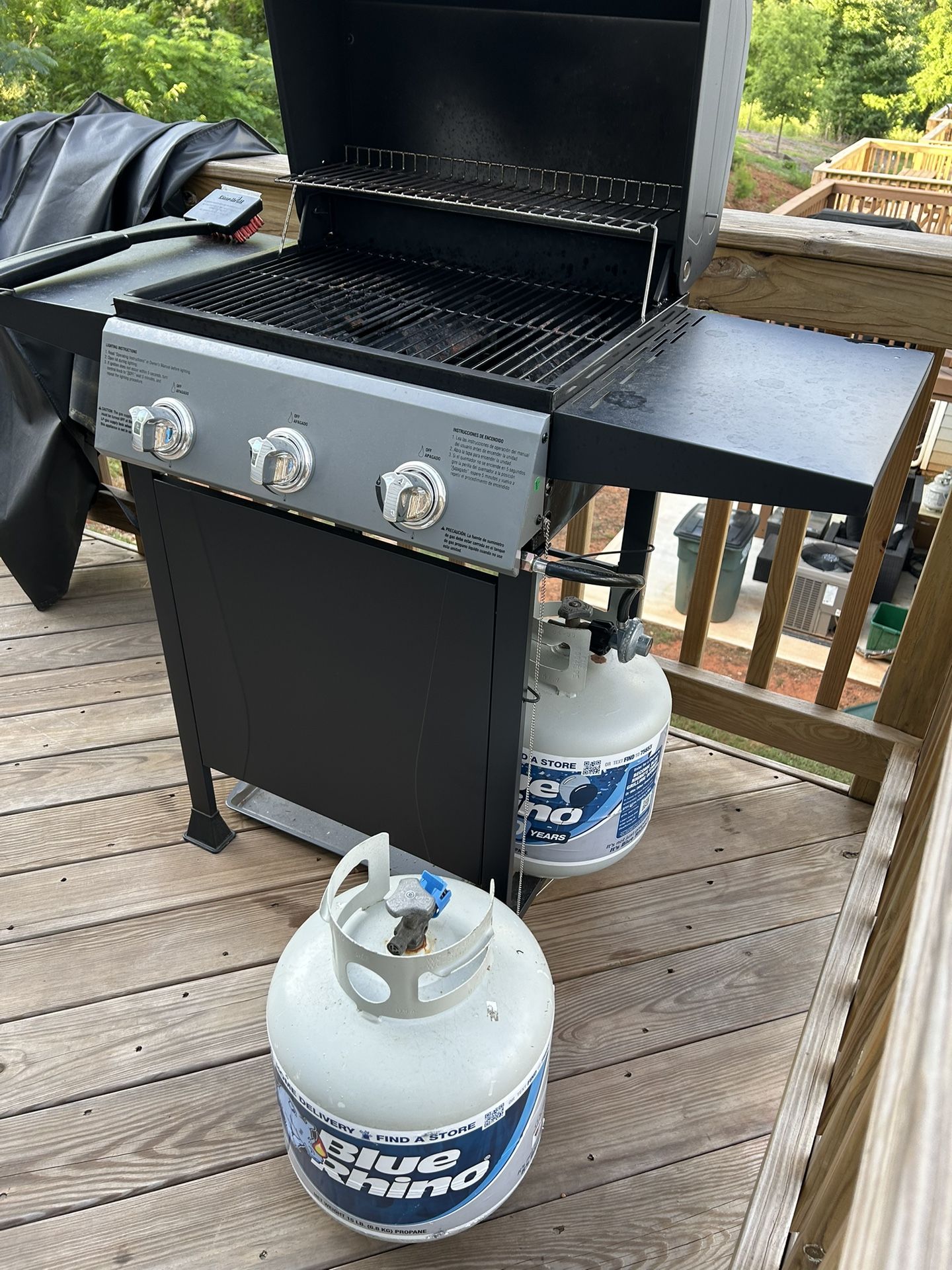 3 BURNER GAS GRILL w/ 2 GAS TANKS & COVER