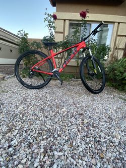 2021 Large Trek Marlin 6 Mountain Bike